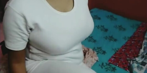 hot desi aunty show there big boobs