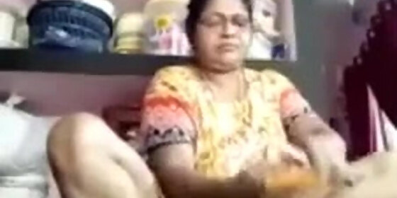 tirunelveli tamil delphine aunty showing pussy hole
